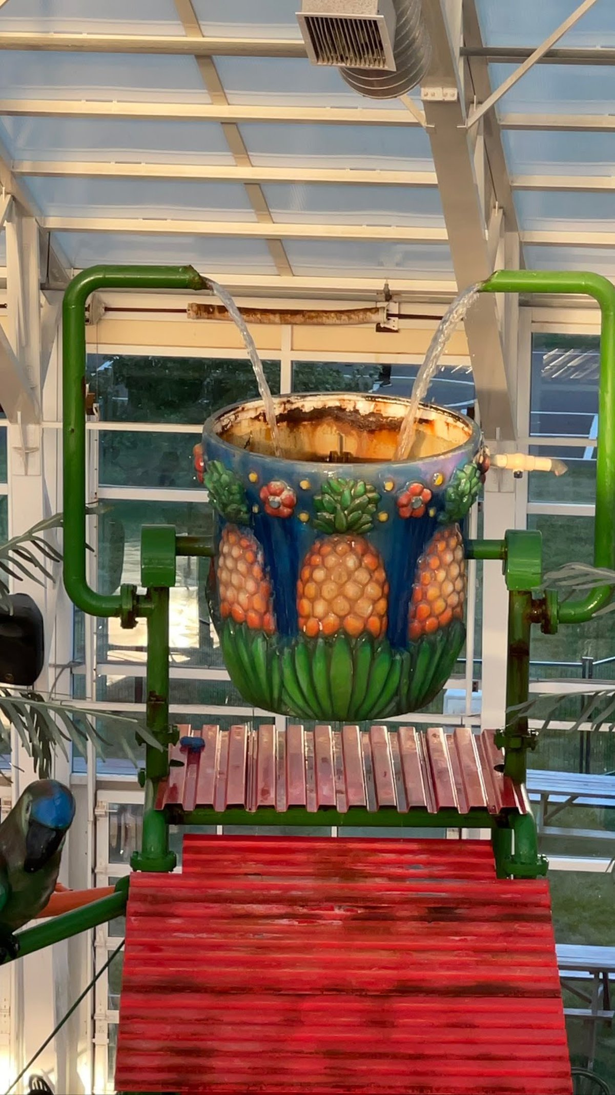 حديقة ويفز المائية الداخلية – مدينة شلالات نياجرا