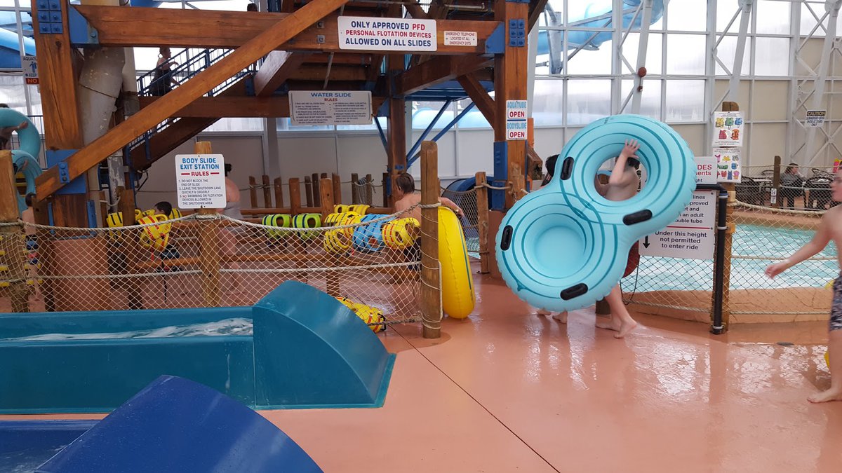 حديقة ويفز المائية الداخلية – مدينة شلالات نياجرا